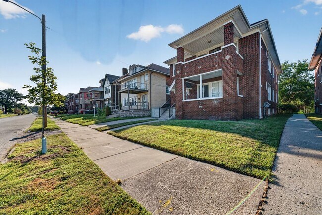 Building Photo - 2025 Calvert Ave