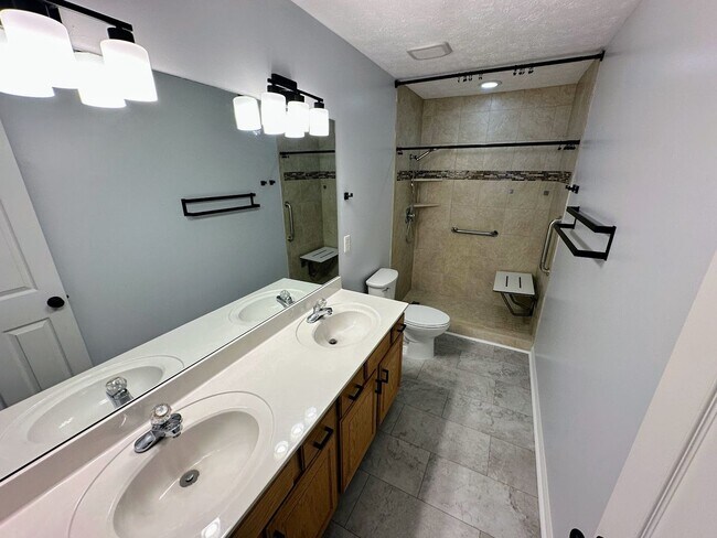 Building Photo - 3821 Landridge Dr