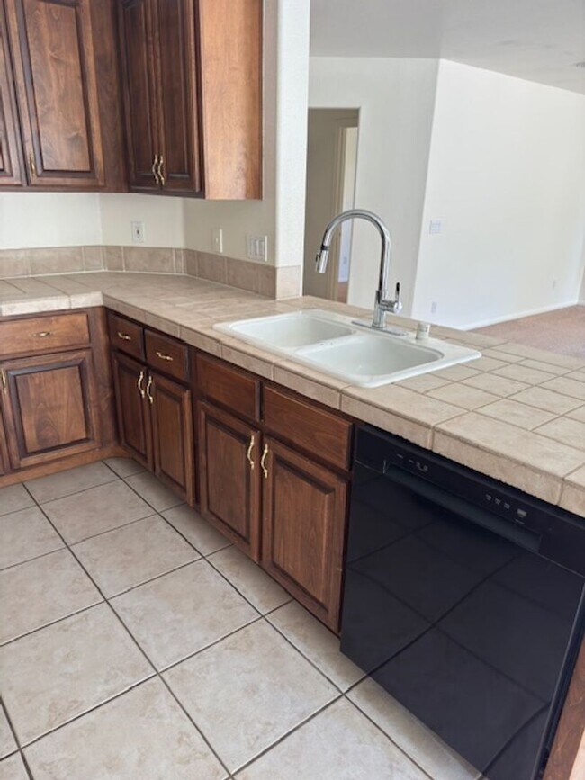 Building Photo - LARGE Spacious 5 Bedroom Single Family Home!!