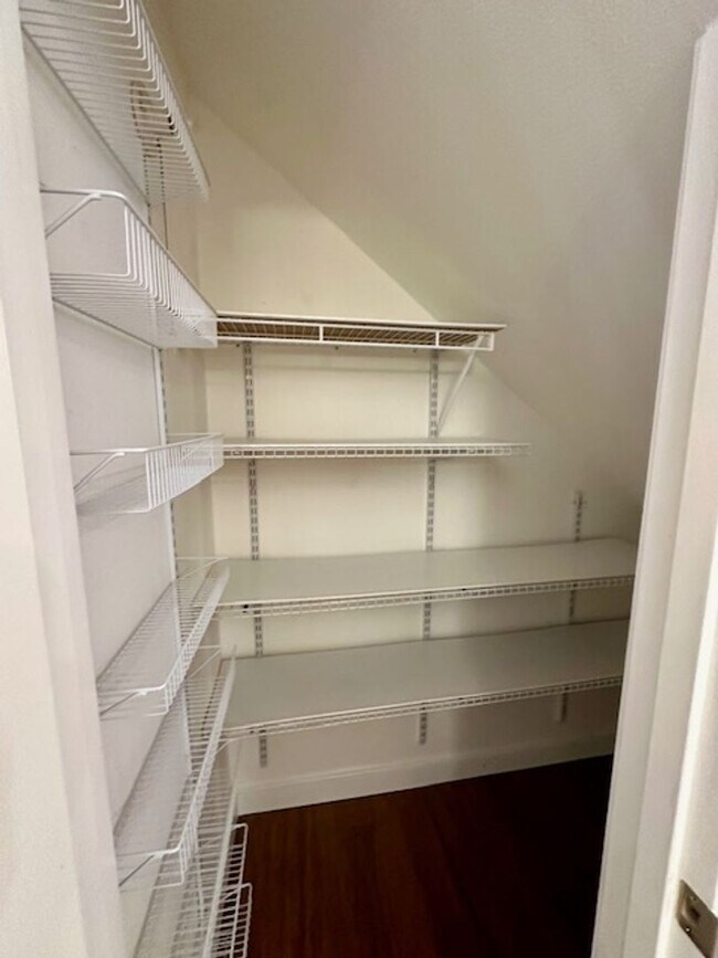 Building Photo - Beautifully Updated 2 Bedroom Condo