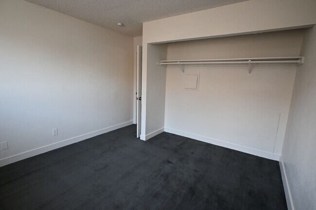 Building Photo - 2 Bedroom Apartment -Las Vegas -NO PETS -1...