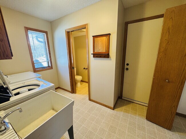 Building Photo - Charming Chaska Retreat: Spacious Single Family Homer 3-Bedroom 2.5 Bathroom Home with Finished B...