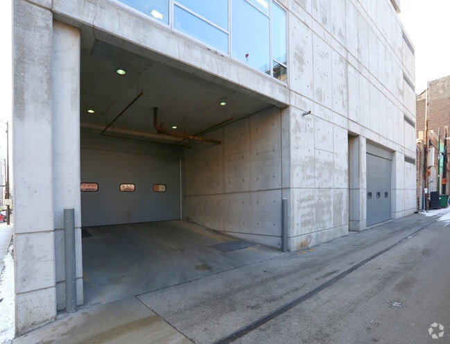Building Photo - Contemporaine