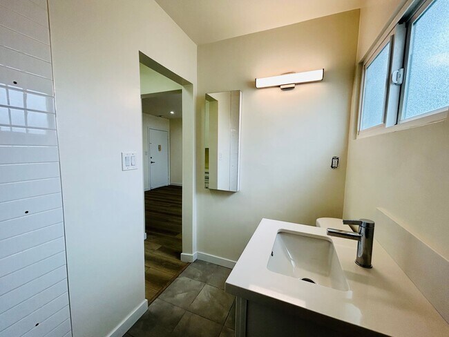 Building Photo - ven108