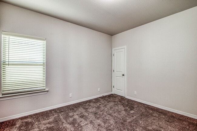 Building Photo - Beautiful  House 3 beds/3 baths. This Prop...