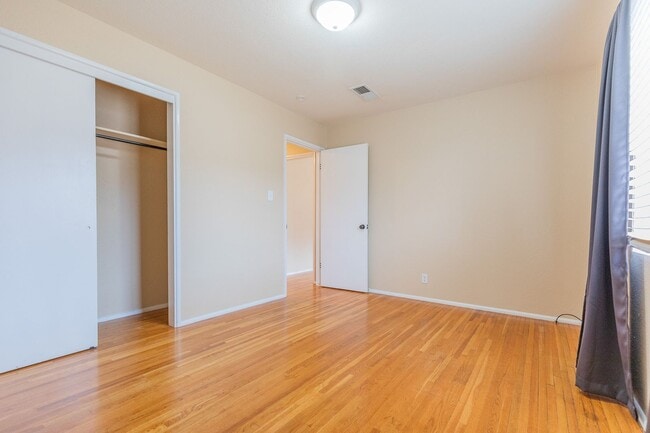 Building Photo - Bright & Inviting 3 Bed 1 Bath Home - Featuring Large Backyard!