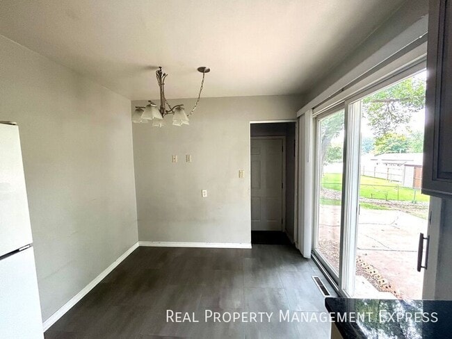 Building Photo - Modern 2 Bedroom + Den, 2 Bath House