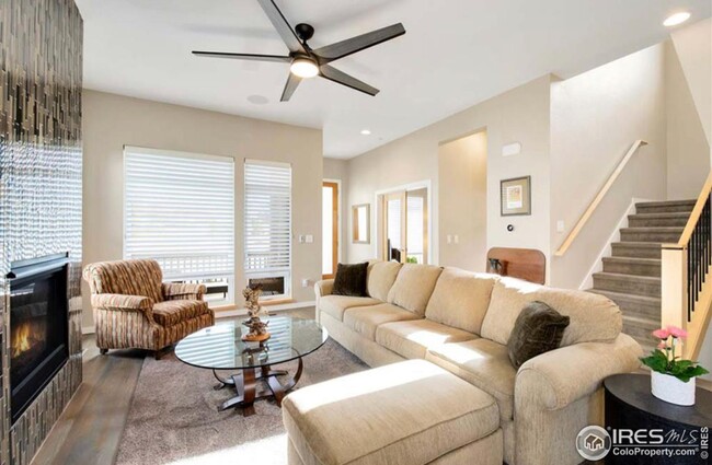 Building Photo - STUNNING 2 STORY SMART HOME IN LOUISVILLE