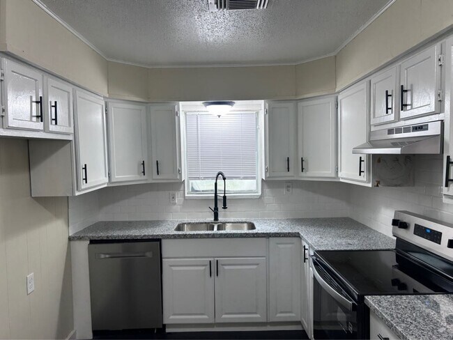 Building Photo - 7918 Woodlyn Rd