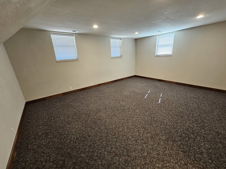 Building Photo - 124 N Brentwood Dr