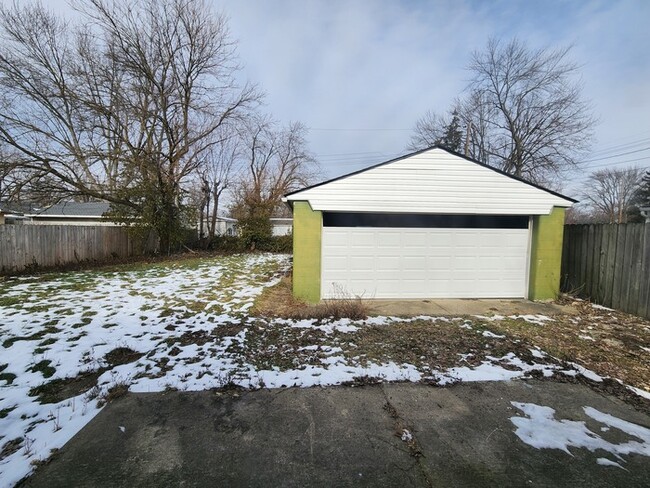 Building Photo - 3 Bed/1 Bath w/Detached Garage