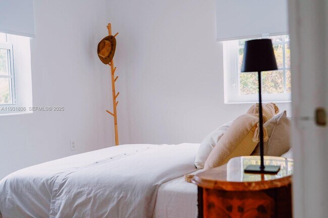 Building Photo - 1075 NE 120th St