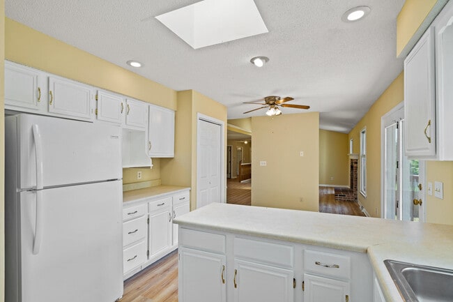 Building Photo - 2601 Hillshire Dr