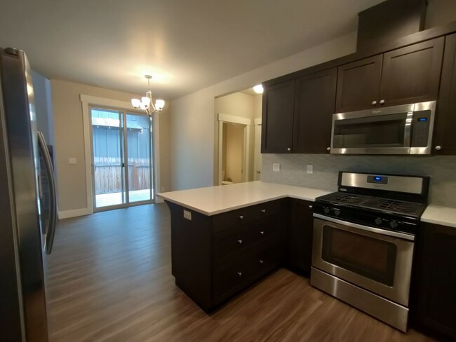 Building Photo - Spacious 3 bedroom 2.5 bath w/ an office a...