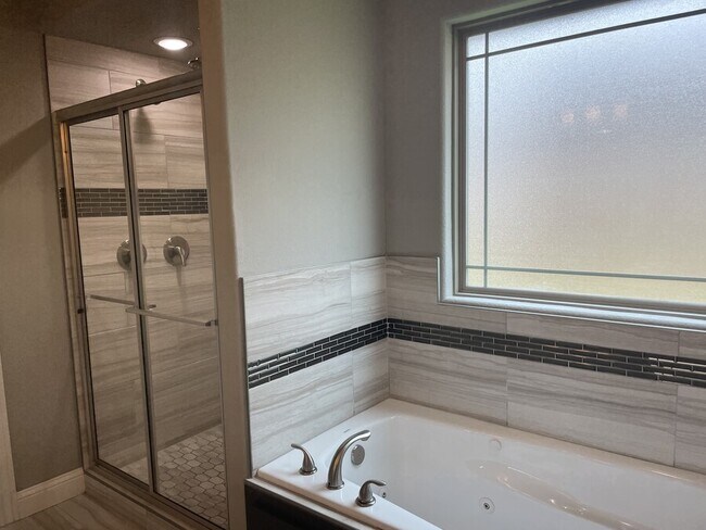 Building Photo - 1800 Sunrise Cir