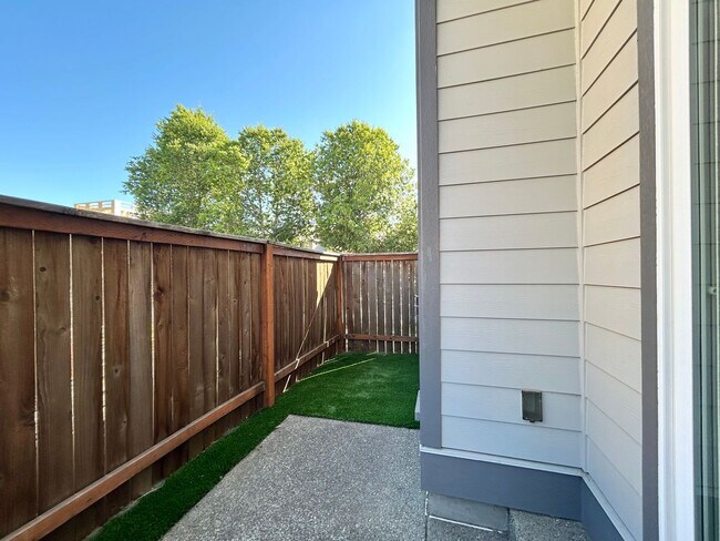 Building Photo - Luxury and Convenience Awaits in this Stunning 3 Bedroom, 2.5 Bathroom House with Abundant Parkin...