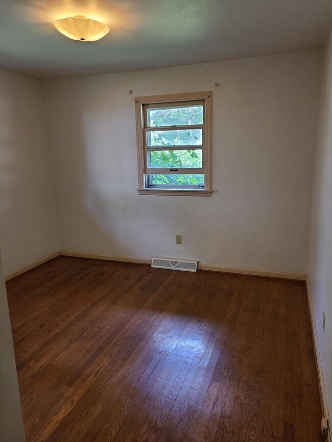Building Photo - 2207 Pond St