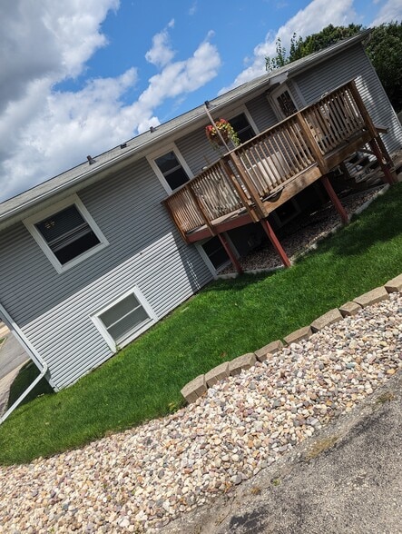 Building Photo - 216 Larch Ave