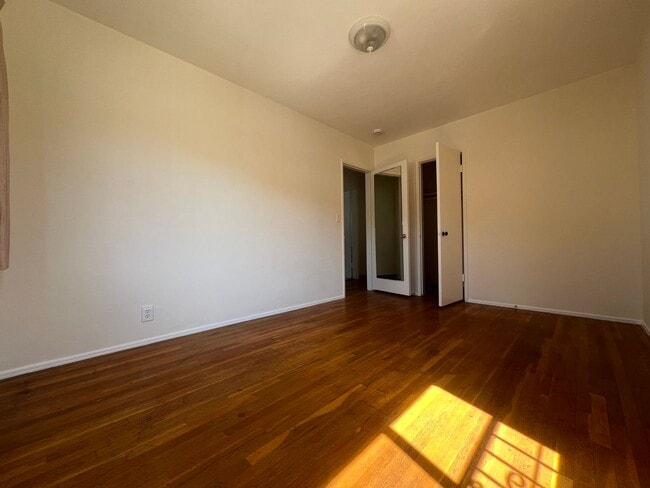 Building Photo - Spacious 3B 1.5BA Single Family Residence ...