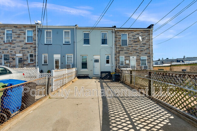 Building Photo - 438 Cornwall St