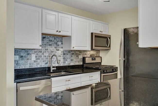 Building Photo - 8 Whittier Pl