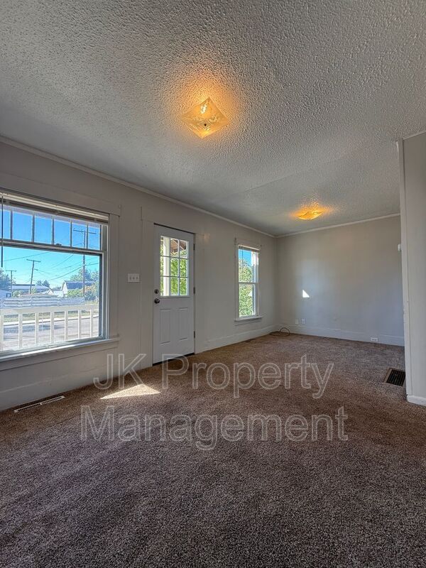 Building Photo - 511 33rd St N