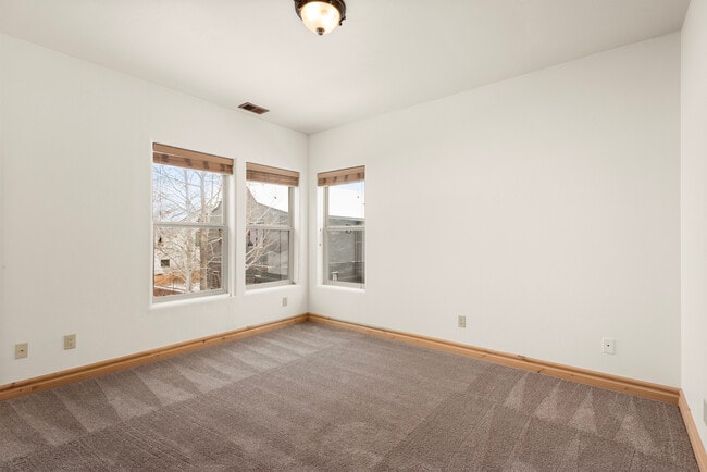 Building Photo - 211 Juniper Ct