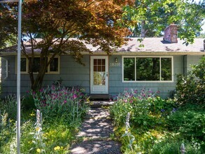 Building Photo - 3bd/2ba Shoreline Home