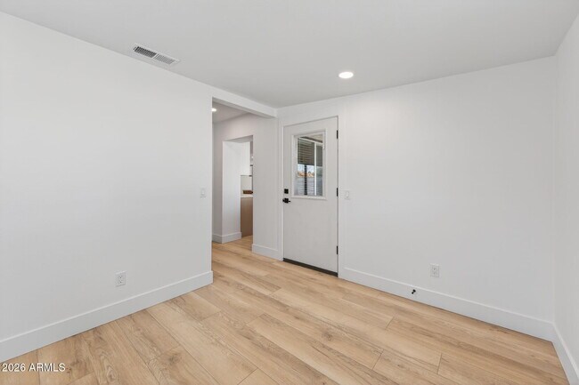 Building Photo - 8702 E Monte Vista Rd