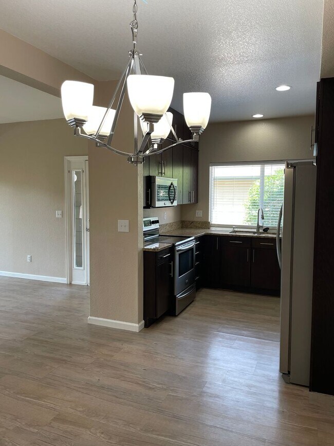 Building Photo - 5225 White Willow Dr
