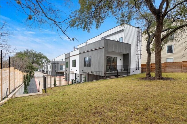 Building Photo - 2804 S 1st St