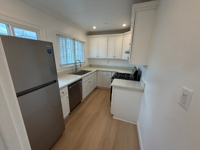 Kitchen (Upstairs) - 1754 N Alexandria Ave