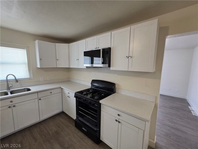 Building Photo - 1590 Mustang Dr