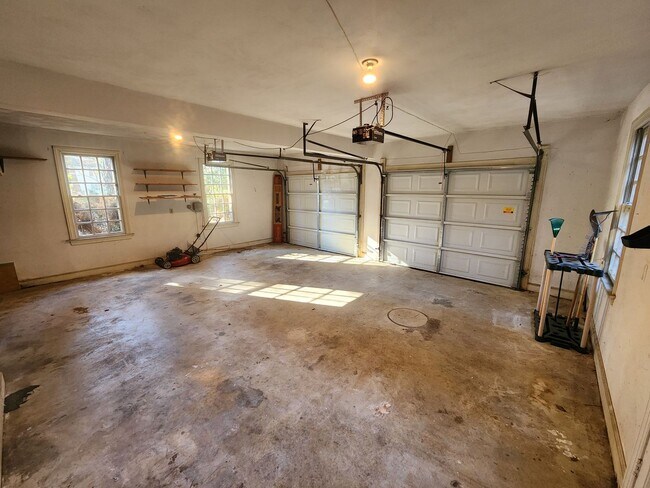 Building Photo - Sprawling Home in Bay Colony