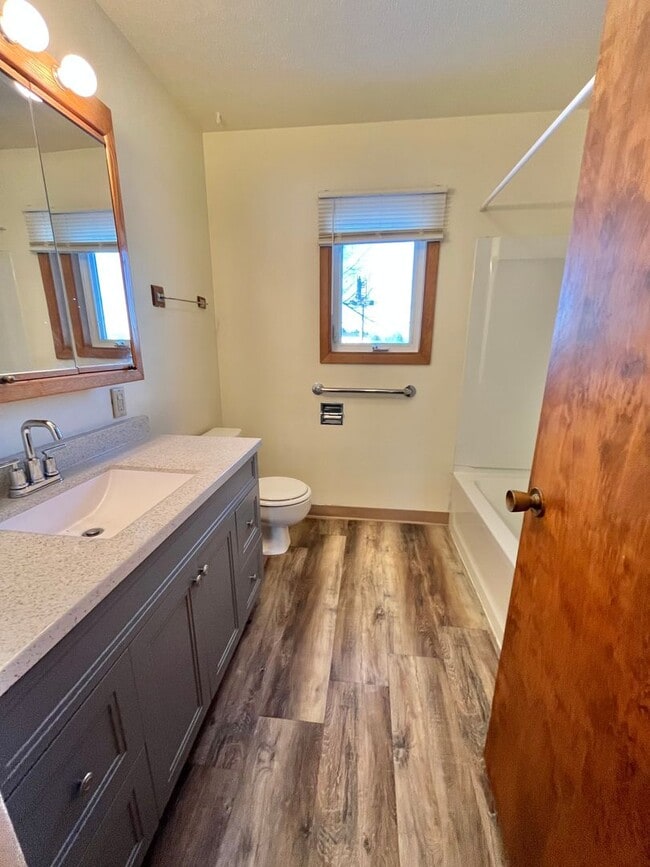 Building Photo - Large 3 Bed/2 Bath East Side Rental Home!