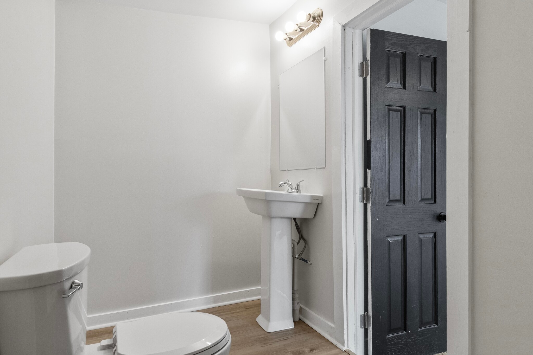 Building Photo - 3312 E 9th St