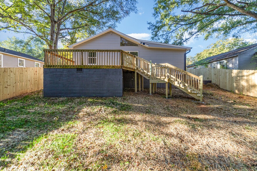 Building Photo - 211 Putnam St