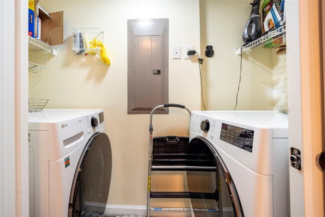 Building Photo - 401 SW 4th Ave