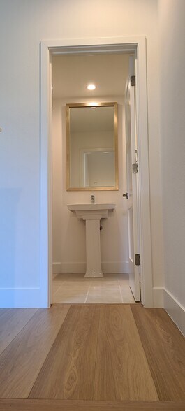 Common bathroom - 726 Rockview Rd