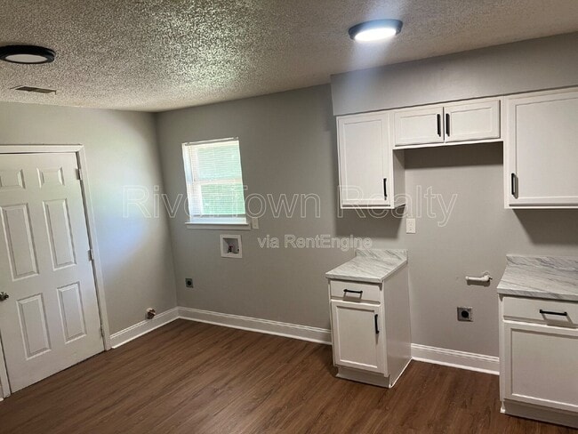 Building Photo - 1059 Eyers Rd