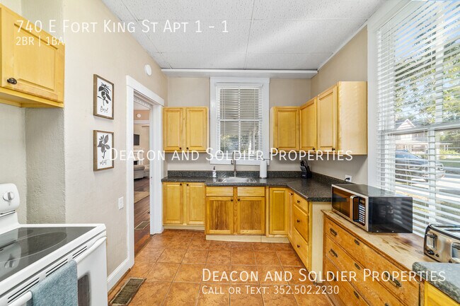 Building Photo - 740 E Fort King St