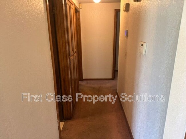Building Photo - 8613 E Parkridge Dr