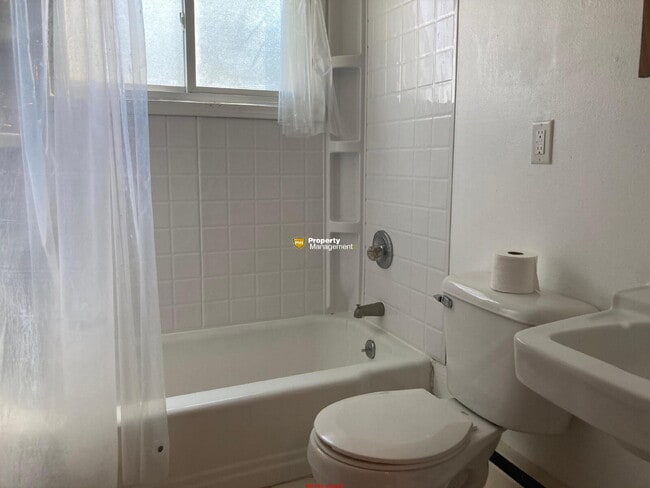 Building Photo - Duplex Neenah