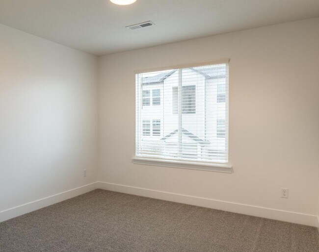Building Photo - 878 Portman Wy