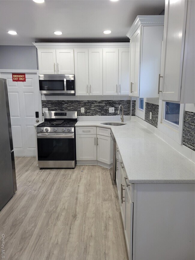 Building Photo - 871 Throgs Neck Expy