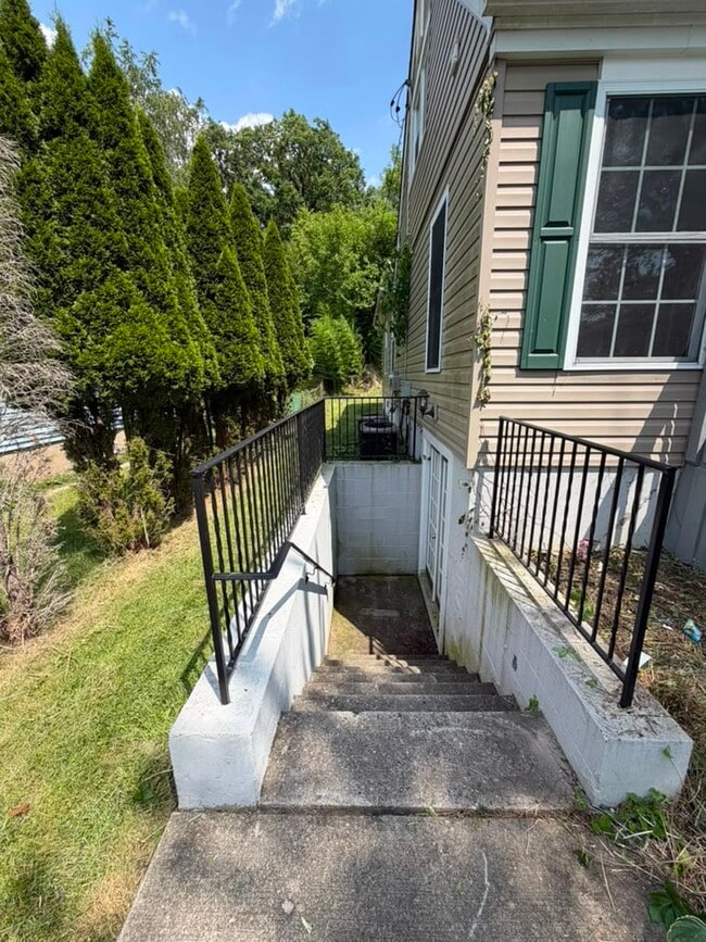 Building Photo - 803 Silver Creek Rd