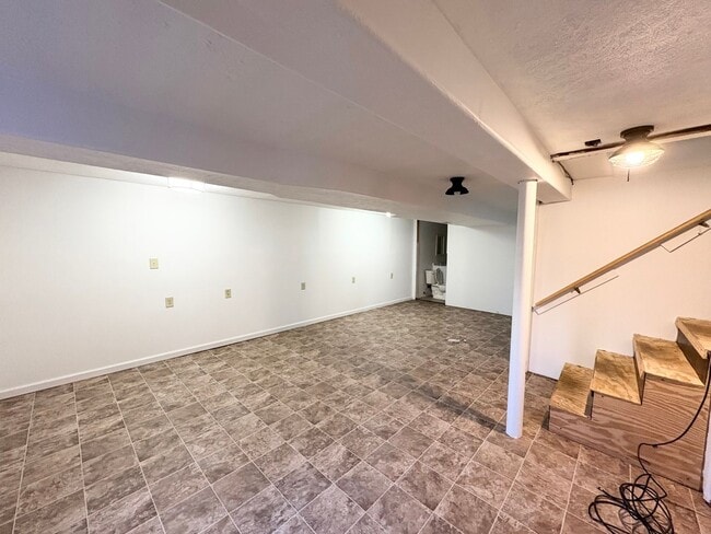 Building Photo - Attached Garage 3 Bed 2 Bath