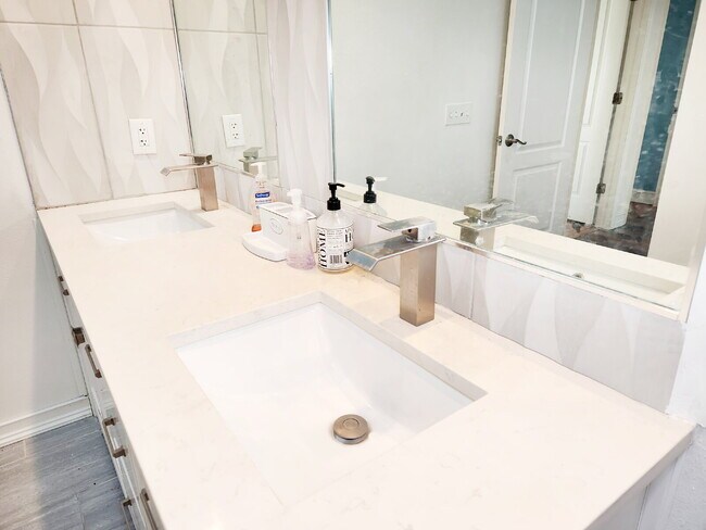 Building Photo - "3-Bed, 3-Bath Gem in New Port Richey with 2,233 Sq Ft of Living Space!"