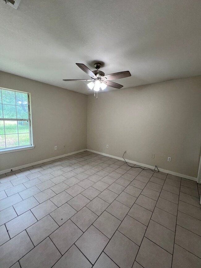 Building Photo - Lacy Lakeview