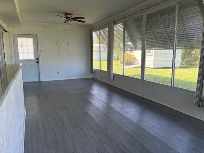 Building Photo - ******HOLIDAY SPECIAL NO RENT FOR DECEMBER****** Charming 2-Bedroom Home in Prime Cape Coral Loca...